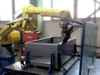 寮步鈑金加工廠的沖床自動化生產