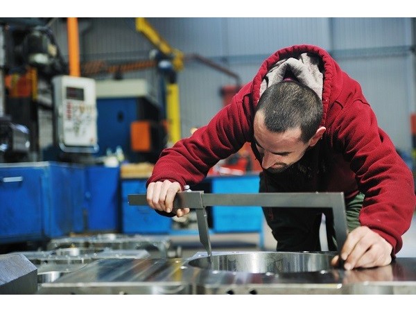 新安五金沖壓件加工廠，設計固定板提高沖壓加工效率