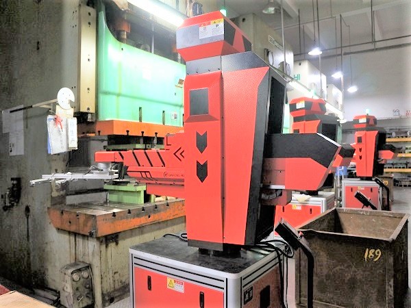 看精密五金沖壓加工產品怎么區分沖頭蹦還是刀口蹦? 看精密五金沖壓加工產品怎么區分沖頭蹦還是刀口蹦?