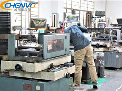 五金沖壓模具中，如何降低沖裁力呀？